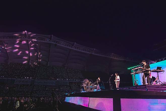 밴드 데이식스(DAY6)가 30~31일 고양 대화동 고양종합운동장에서 데뷔 10주년 기념 투어 ‘더 데케이드’(The DECADE)를 열고 무대를 펼치고 있다. JYP엔터테인먼트 제공