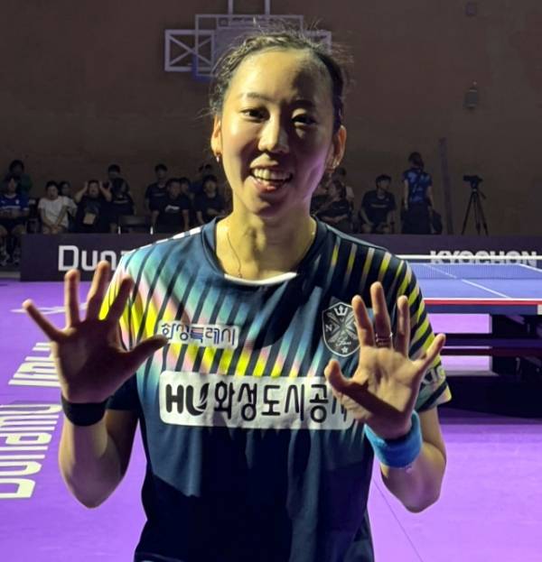 양하은(화성도시공사)이 31일 열린 ‘2025 두나무 프로탁구리그 시리즈2’에서 우승을 차지한 뒤 기념촬영을 하고 있다. 화성도시공사 제공