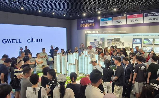 지웰 엘리움 양주 덕계역 견본주택을 찾은 내방객들 모습 [사진 = 신영]