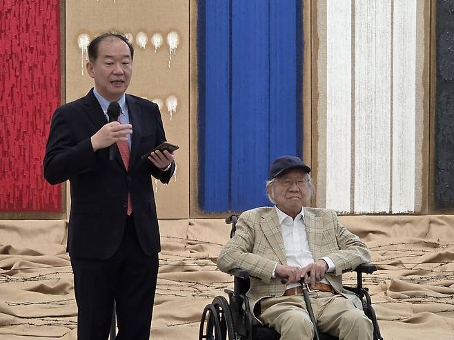 아버지 하종현 작가(오른쪽) 옆에서 인사하는 하윤 하종현예술문화재단 이사장. 연합뉴스