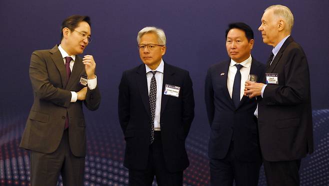일주인 전엔 협업 논의했지만 … 이재용 삼성전자 회장, 젠슨 황 엔비디아 CEO, 최태원 SK그룹 회장, 반도체 장비 세계 1위 어플라이드머티어리얼즈의 게리 디커슨  CEO(왼쪽부터)가 지난 25일 한미 비즈니스 라운드 테이블에서 대화를 하고 있다. 워싱턴 김호영 기자