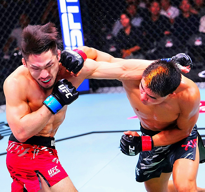 Road to UFC 시즌3 밴텀급 토너먼트 우승자 유수영과 Road to UFC 시즌2 밴텀급 토너먼트 준우승자 샤오룽이 2025년 8월 중국 상하이다우타이에서 UFC 정규 파이터로 데뷔 2연승을 거두기 위해 공격을 주고받고 있다. 사진=TKO