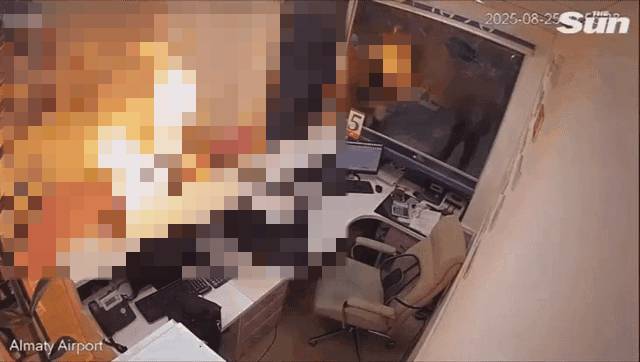 카자흐스탄 한 국제공항에서 한 남성이 몸에 휘발유를 끼얹고 불을 붙이는 일이 발생했다. /사진=더선 갈무리