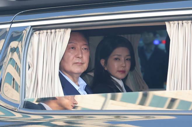 윤석열 전 대통령과 김건희 전 여사가 지난 4월11일 오후 서울 용산구 대통령 관저에서 나와 차를 타고 사저로 향하고 있다. /사진=뉴스1