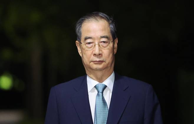 12·3 비상계엄 관련 내란 행위 방조 혐의 등을 받는 한덕수 전 국무총리가 지난 27일 경기 의왕시 서울구치소에서 구속 전 피의자 심문(영장실질심사)이 기각되자 구치소를 나서고 있다. /사진=뉴시스