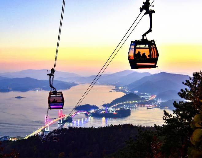 사천바다케이블카는 국내 최초로 바다와 산을 동시에 운행한다. /사진=한국관광공사