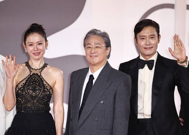 베니스영화제에 참석한 영화 ‘어쩔수가없다’의 배우 손예진, 박찬욱 감독, 이병헌.(왼쪽부터) 연합뉴스