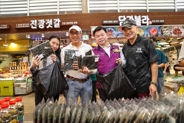 청량리 전통시장 방문한 타니 쌩랏(왼쪽 두번째) 주한태국대사와 이필형(오른쪽 두번째) 동대문구청장과 김을 들고 기념촬영을 하고 있다. 동대문구 제공
