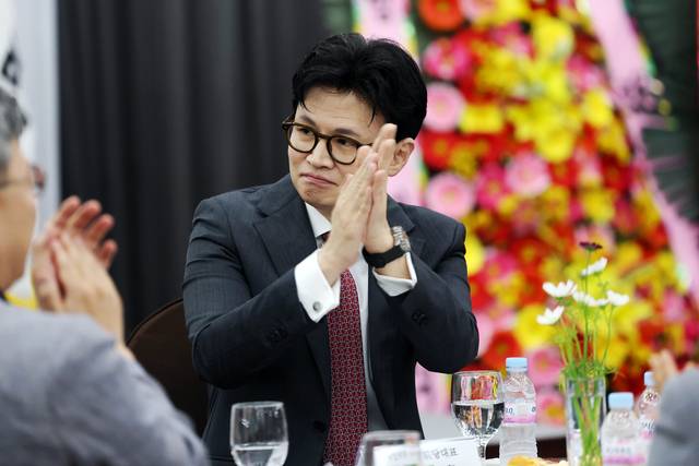 11일 오후 광주 서구 홀리데이인 광주호텔에서 열린 김화진 국민의힘 전남도당 위원장 취임식에서 한동훈 전 대표가 당원들에게 인사하고 있다.  연합뉴스