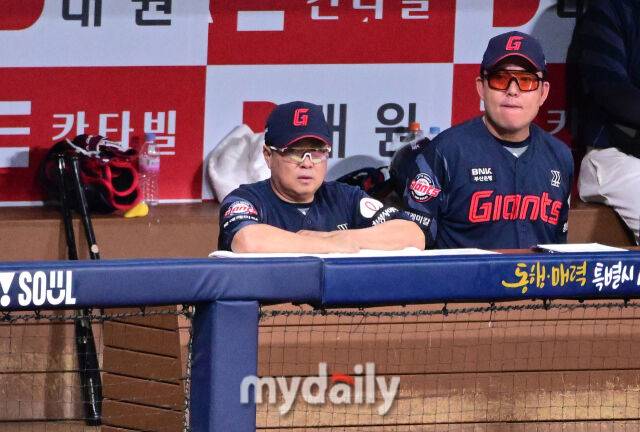 2025년 8월 2일 오후 서울 고척스카이돔에서 열린 '2025 신한 SOL뱅크 KBO 리그' 롯데 자이언츠와 키움 히어로즈의 경기. 롯데 김태형 감독이 경기를 지켜보고 있다./마이데일리