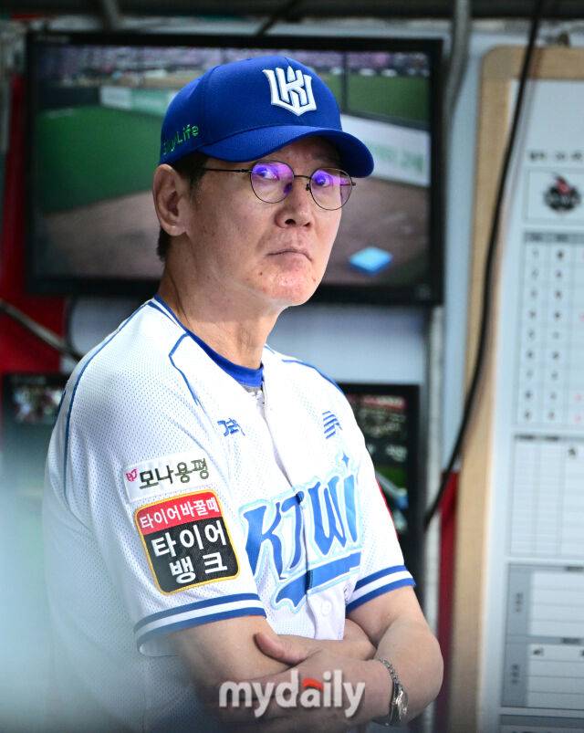 2025년 8월 12일 오후 경기도 수원KT위즈파크에서 열린 '2025 신한 SOL뱅크 KBO 리그' LG 트윈스와 KT 위즈의 경기. KT 이강철 감독이 LG 톨허스트의 구속을 확인하고 있다./마이데일리