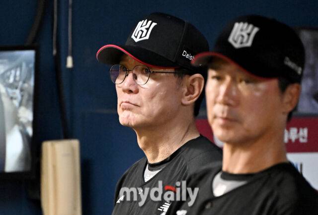 30일 오후 서울 잠실야구장에서 '2025 프로야구 KBO리그' LG트윈스와 KT위즈의 경기가 열렸다. KT 이강철 감독이 경기를 지켜보고 있다./마이데일리