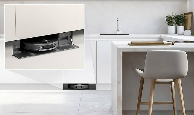 LG전자가 IFA 2025에서 선보이는 로봇청소기 신제품. 싱크대 걸레받이 부분에 설치가 가능해 공간을 덜 차지한다. [LG전자 제공]