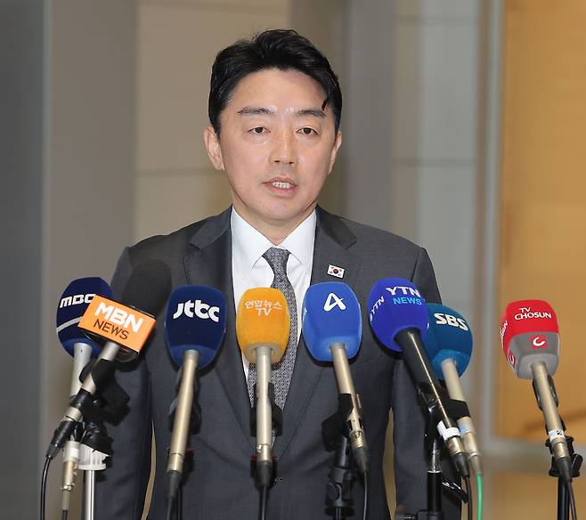 강훈식 대통령 비서실장이 24일 이재명 대통령의 미국 순방길 동행을 위해 인천국제공항 제2여객터미널을 통해 출국하기 전 취재진 질문에 답변하고 있다. [연합]