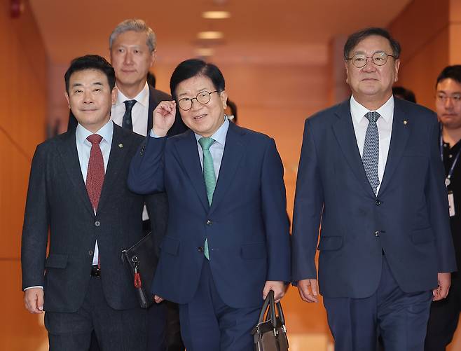 박병석 전 국회의장, 김태년·박정 더불어민주당 의원, 노재헌 동아시아문화재단 이사장 등 대통령 중국 특사단이 지난 24일 인천국제공항 제1여객터미널을 통해 중국으로 출국하고 있다. [연합]