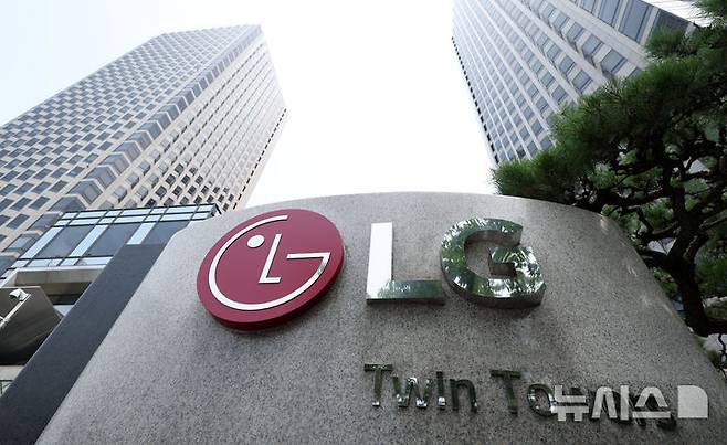 [서울=뉴시스] 김선웅 기자 = LG전자 본사가 소재한 서울 여의도 LG트윈타워의 모습. 2025.07.07. mangusta@newsis.com