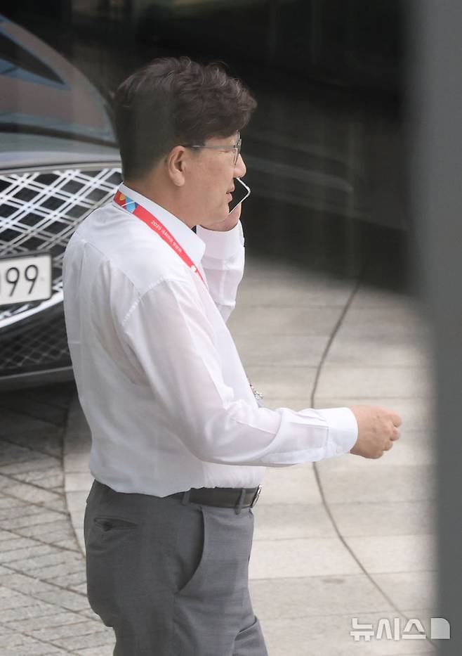 [인천=뉴시스] 김금보 기자 = 권성동 국민의힘 의원이 28일 오후 인천 중구 인천국제공항공사 항공교육원에서 열린 2025 국민의힘 국회의원 연찬회 참석 도중 교육원 외부로 이동하고 있다. 김건희 특검팀은 이날 오후 권 의원에게 구속영장을 청구했다. 2025.08.28. kgb@newsis.com