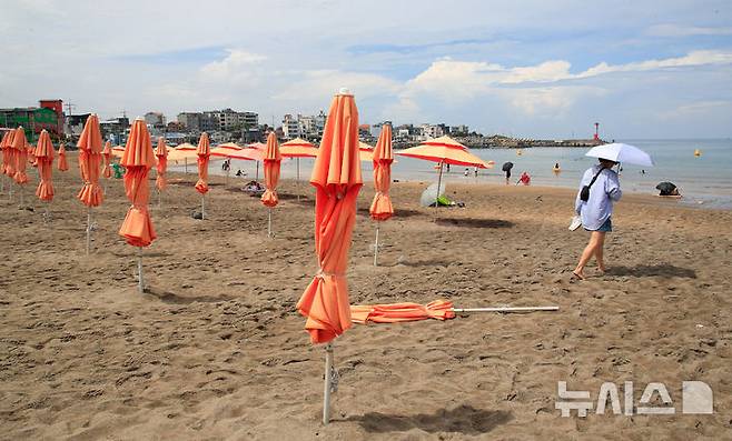 [제주=뉴시스] 우장호 기자 = 제주 도내 12개 지정해수욕장이 폐장하는 31일 오후 제주시 이호테우해숙장이 평소 주말보다 찾는 이가 없어 한산한 모습을 보이고 있다. 2025.08.31. woo1223@newsis.com