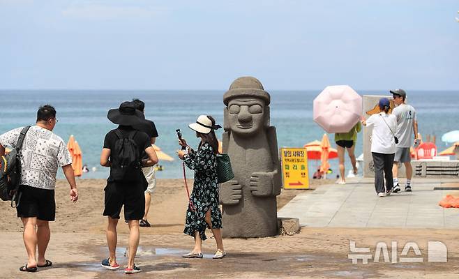 [제주=뉴시스] 우장호 기자 = 제주 도내 12개 지정해수욕장이 폐장하는 31일 오후 제주시 이호테우해숙장이 평소 주말보다 찾는 이가 없어 한산한 모습을 보이고 있다. 2025.08.31. woo1223@newsis.com