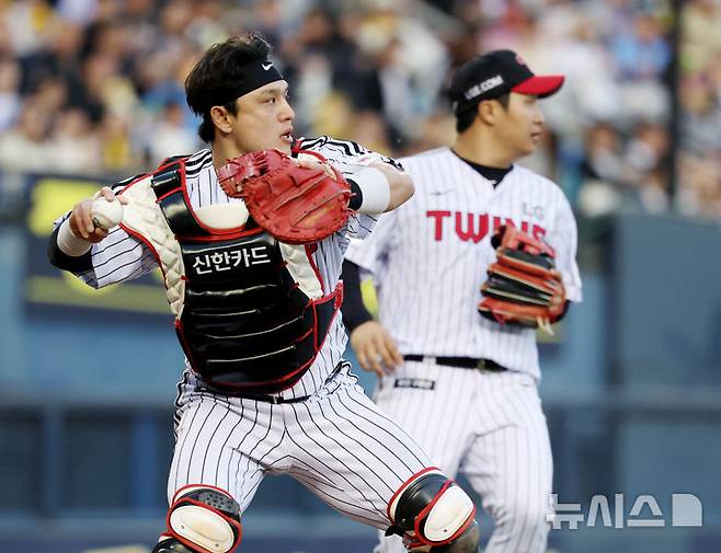 [서울=뉴시스] 김진아 기자 = 24일 오후 서울 송파구 잠실야구장에서 열린 2025 KBO리그 NC 다이노스와 LG 트윈스의 경기, 2회초 무사 2루 LG 포수 박동원이 NC 김휘집의 번트 파울플라이를 잡아낸 후 2루로 공을 던지고 있다. 2루주자 서호철, 포스아웃. 2025.04.24. bluesoda@newsis.com