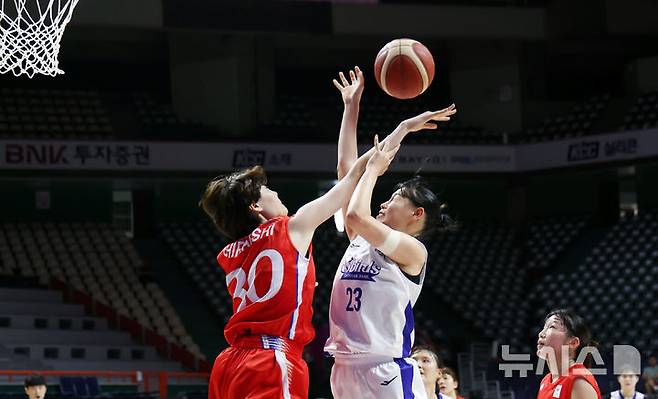 [부산=뉴시스] 하경민 기자 = '2025 BNK금융 박신자컵' 신한은행과 덴소(일본)의 경기가 열린 31일 부산 동래구 사직실내체욕관에서 신한은행 홍유순이 골밑 슛을 시도하고 있다.  오는 9월7일까지 열리는 이번 대회에는 BNK, 삼성생명, 우리은행, KB국민은행, 신한은행, 하나은행 등 WKBL 6개 구단을 비롯해 스페인 카사데몬트 사라고사와 헝가리 DVTK 훈테름, 일본 후지쯔, 덴소 등 4개국 총 10개 구단이 경쟁한다. 2025.08.31. yulnetphoto@newsis.com