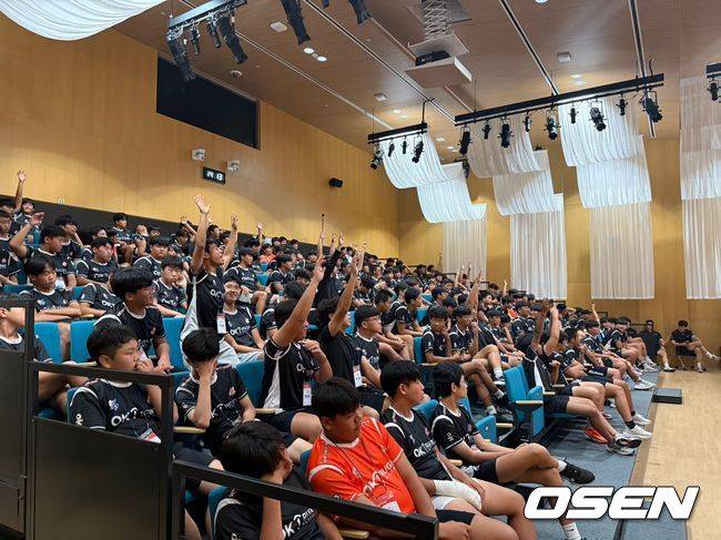 지난 29일부터 인천 서구 하나글로벌캠퍼스에서 ‘OK 읏맨 럭비 아카데미’가 열렸다. OK금융그룹은 31일까지 2박 3일간 전국 10개 학교 럭비 선수와 지도자들 대상으로 실내 강의와 실외 교육을 준비했다. / OSEN DB