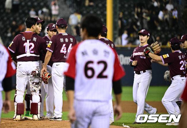 [OSEN=잠실, 조은정 기자]프로야구 키움 히어로즈가 LG 트윈스를 꺾고 위닝시리즈에 성공했다.  키움은 31일 서울 잠실구장에서 열린 2025 KBO리그 LG와 시즌 15차전 맞대결에서 6-5로 승리했다. 키움은 5-5 동점인 9회 1사 1,2루에서 대타 김태진의 땅볼 타구 때 유격수 포구 실책으로 결승점을 얻었다. 키움이 승리를 기뻐하고 있다. 2025.08.31 /cej@osen.co.kr