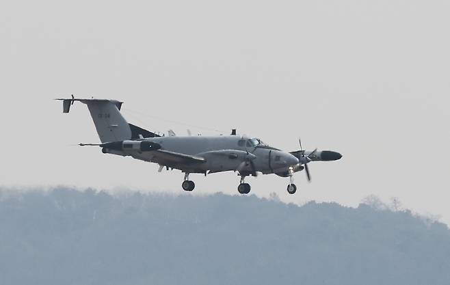 주한미군 RC-12X 신호정보 수집 정찰기가 착륙을 위해 활주로에 접근하고 있다. 세계일보 자료사진