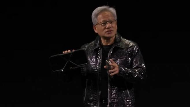 RTX 50 시리즈를 공개하는 엔비디아 젠슨 황. 엔비디아 제공