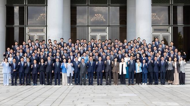 이재명 대통령, 더불어민주당 의원 초청 오찬 - 이재명 대통령이 29일 청와대 영빈관에서 열린 더불어민주당 의원 초청 오찬에 참석한 의원들과 기념촬영을 하고 있다. 2025.8.29 대통령실 제공