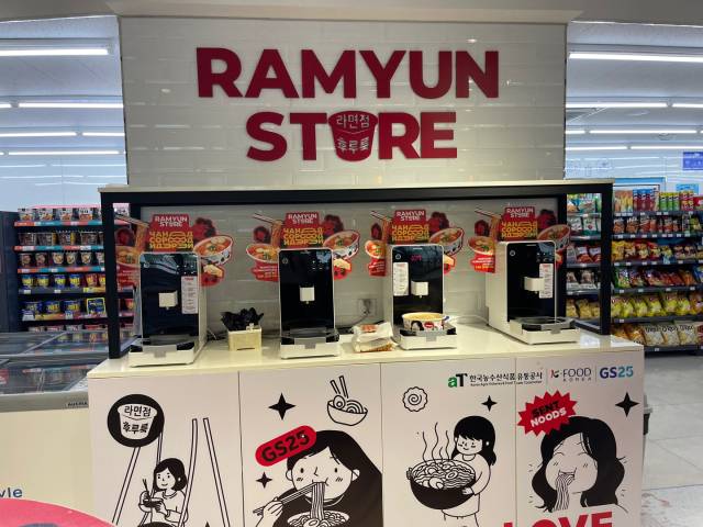 몽골 편의점 내 한강라면기계가 설치돼 있다. 사진 제공=GS25