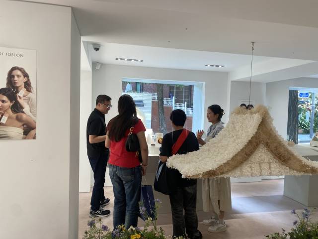 외국인 관광객들이 서울 삼청동 ‘조선미녀’ 플래그십 스토어에서 제품을 구경하고 있다. 김남명 기자