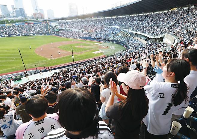 8월24일 프로야구 kt 위즈와 두산 베어스의 경기가 열린 서울 잠실야구장에서 야구팬들이 응원을 하고 있다. 2025 시즌 KBO리그는 8월23일 올 시즌 587경기 만에 1000만 관중을 돌파했다. ⓒ연합뉴스