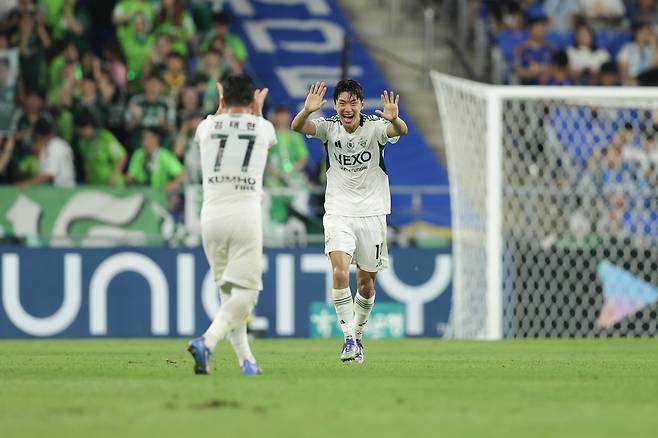 전북 전진우(오른쪽)가 30일 울산문수경기장에서 열린 울산과 K리그1 원정경기에서 2-0 쐐기골을 터트린 뒤 절묘한 크로스로 어시스트를 해준 김태현과 기쁨을 나누고 있다. 사진제공｜한국프로축구연맹