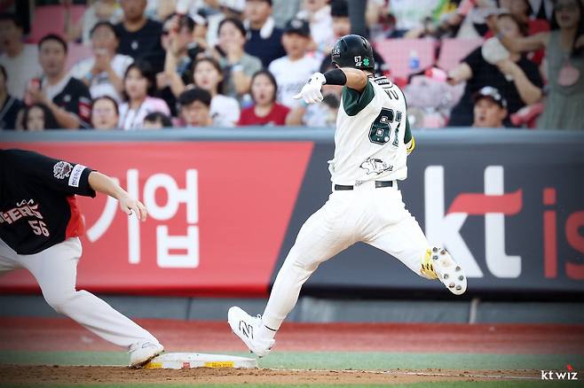 KT 유준규가 30일 수원KT위즈파크에서 열린 KIA전 2회말 내야안타로 출루하고 있다. 유준규는 계속된 2사 1·3루서 이중도루를 시도하다 포수 한준수와 크게 충돌했다. 사진제공｜KT 위즈