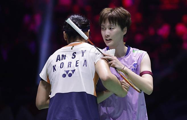 배드민턴 안세영(왼쪽(이 30일 프랑스 파리 아디다스 아레나에서 열린 세계선수권 4강전에서 천위페이에게 패한 뒤 악수하고 있다. 로이터연합뉴스