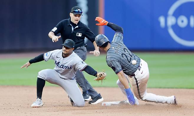 도루에 성공하는 후안 소토.    뉴욕 | AFP연합뉴스