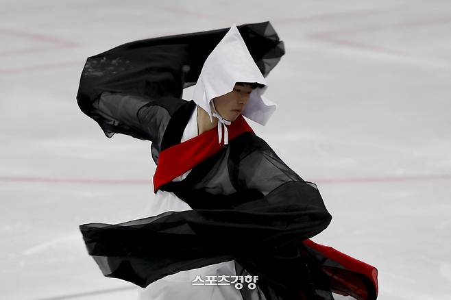 한국 전통문화를 접목한 피겨스케이팅을 선보여 주목을 받은 차영현 선수가 28일 경기 김포 웨이브즈아이스링크장에서 경향신문과 인터뷰에 앞서 연습을 하고 있다. 2025.08.28 문재원 기자