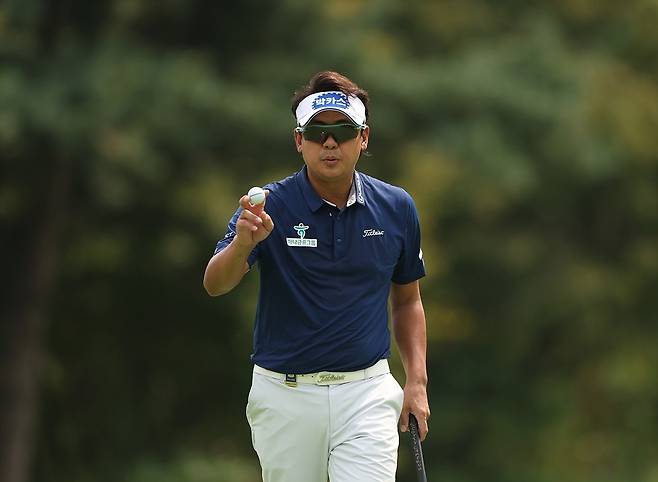 박상현이 31일 경기 광주시 강남300 컨트리클럽에서 열린 KPGA 투어 동아회원권그룹 오픈 최종 라운드 도중 4번 홀에서 버디 퍼트를 성공한 뒤 갤러리에게 인사하고 있다. KPGA 제공