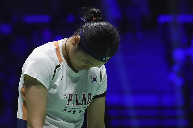 천위페이에 패해 아쉬워하는 안세영.  파리 | AP연합뉴스