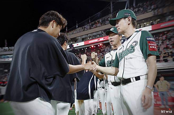 ▲ 이강철 감독과 문용익 ⓒkt위즈