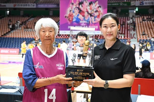 박신자 여사(왼쪽)와 BNK 박정은 감독이 2025 BNK 금융 박신자컵 우승 트로피를 들고 포즈를 취하고 있다. /사진=WKBL 제공