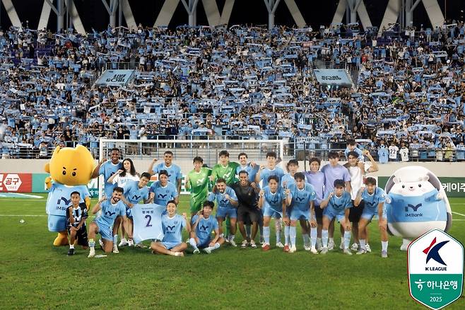 대구FC 선수들이 30일 대구 iM뱅크PARK에서 열린 수원FC전에서 무려 119일 만에 승리를 거둔 뒤 대구 팬들과 승리 기념사진을 촬영하고 있다. /사진=한국프로축구연맹 제공