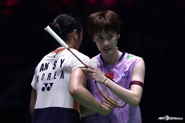 30일(한국시간) 프랑스 파리 아디다스 아레나에서 열린 2025 세계개인배드민턴선수권대회 여자단식 준결승 경기가 끝난 뒤 안세영(왼쪽)과 천위페이가 포옹하고 있다. /AFPBBNews=뉴스1