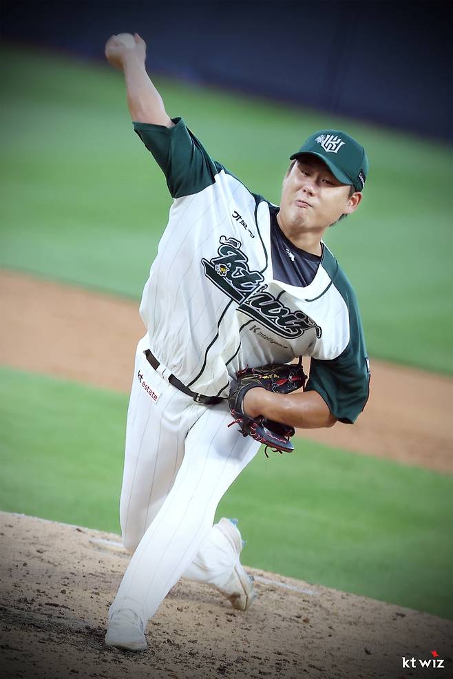 KT 위즈 문용익이 30일 수원 KIA전에서 역투하고 있다. /사진=KT 위즈 제공