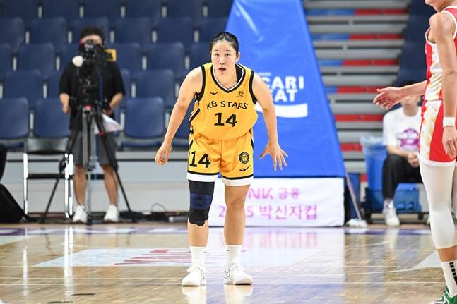 KB스타즈 송윤하가 30일 헝가리 DVTK와 경기에 나서고 있다. /사진=WKBL 제공