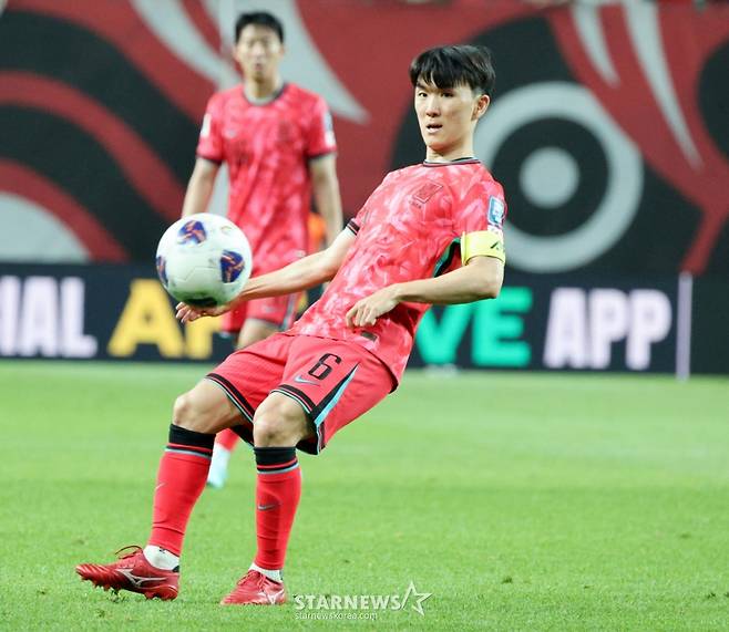 황인범이 지난 6월 10일 서울월드컵경기장에서 북중미월드컵 최종예선 마지막 경기인 쿠웨이트전에서 패스를 시도하고 있다. /사진=강영조 선임기자