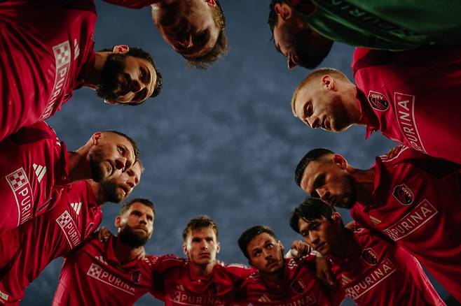 세인트루이스 시티 SC 정상빈(아랫줄 맨 오른쪽)이 31일(한국시간) 미국 세인트루이스의 에너자이저 파크에서 열린 미국 프로축구 메이저리그사커(MLS) 휴스턴 다이너모 FC전에서 후반 시작을 앞두고 동료들과 의지를 다지고 있다. /사진=세인트루이스 시티 SNS 캡처