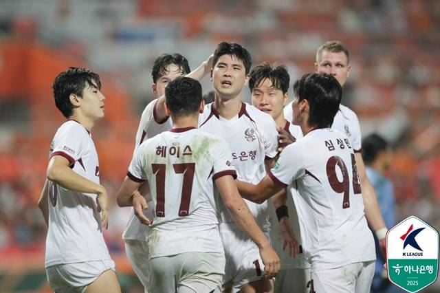 광주FC 박인혁(가운데)의 제주SK 경기 골 세리머니. /사진=한국프로축구연맹 제공