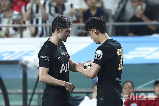 3일 오후 서울 마포구 서울월드컵경기장에서 열린 2025 쿠팡플레이시리즈 뉴캐슬 유나이티드와 토트넘 홋스퍼의 경기, 토트넘 손흥민이 교체아웃하면서 벤 데이비스에게 주장 완장을 전달하고 있다. /사진=뉴시스